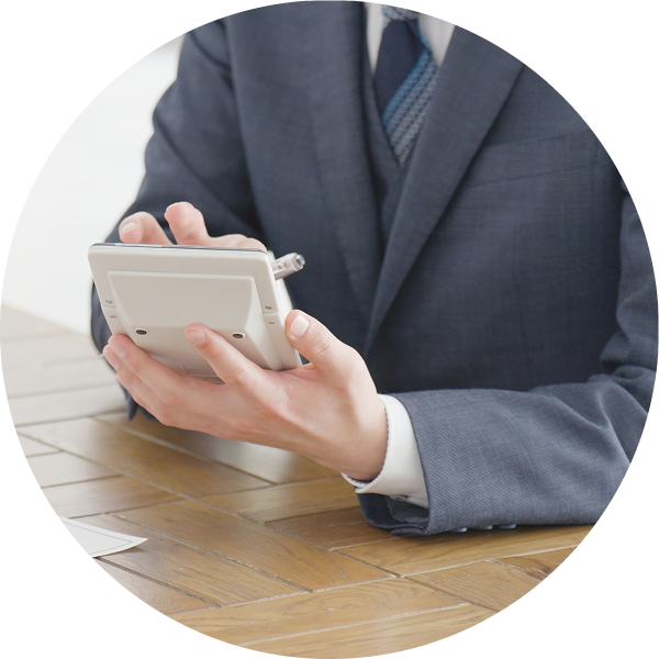 タブレットを操作するスーツ姿のビジネスマンの手元