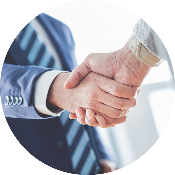 スーツ姿の人物同士が固く握手を交わし、信頼や契約成立を象徴するビジネスシーン